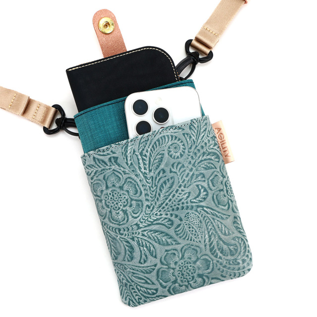 ウォーク』(全3色)フラワーエンボス/革×ナイロン 現代向けに