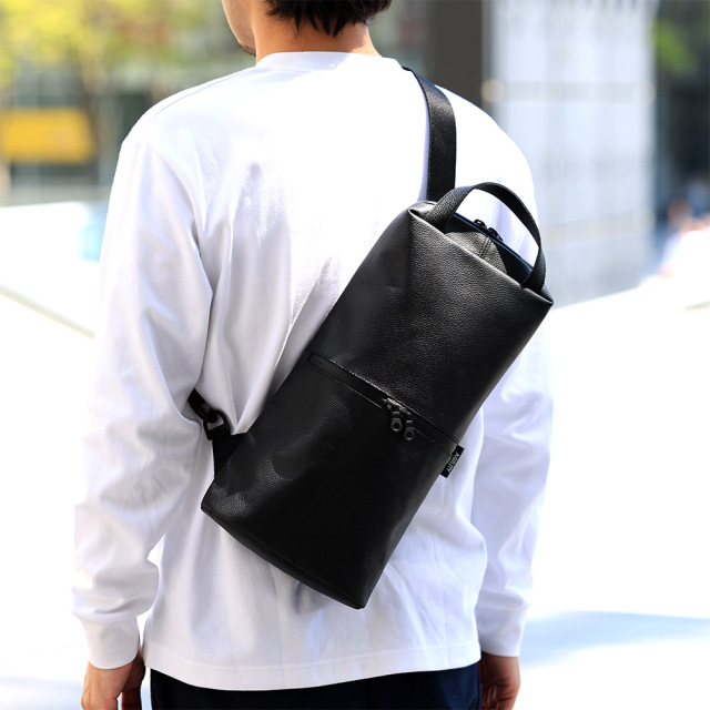 ボディバッグ A5 スリム 撥水 手ぶら通勤 バッグ 軽量  斜め掛け 手持ち ビジネス