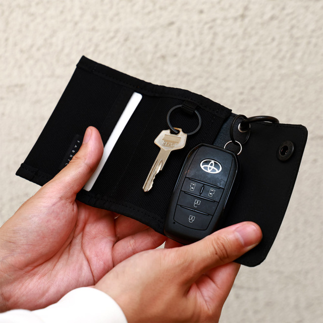 キーケース スマートキー カード 小銭 一体型 三つ折り 撥水 コンパクト カラビナ 吊るす