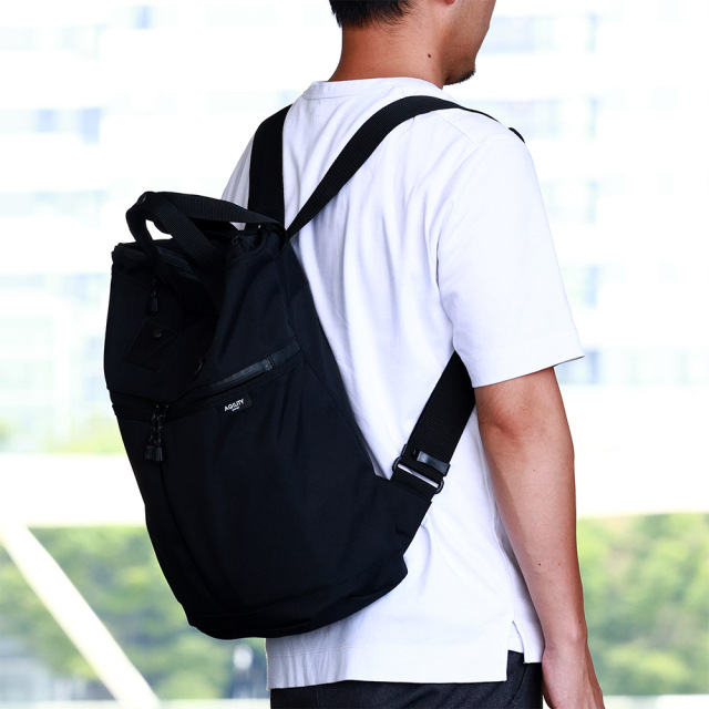 メランジュリュック』(全2色)ヘルメットバッグからインスピレーション