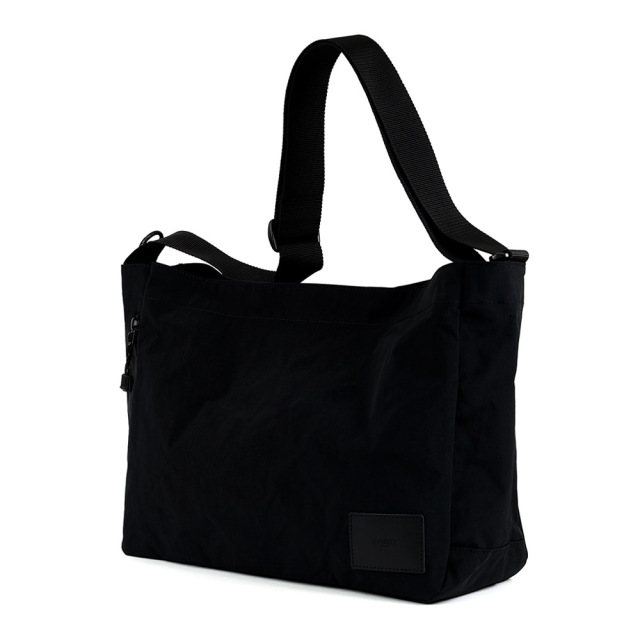 ヴァレクビッグショルダー』(全3色)塩縮加工ナイロン/旅行にも最適