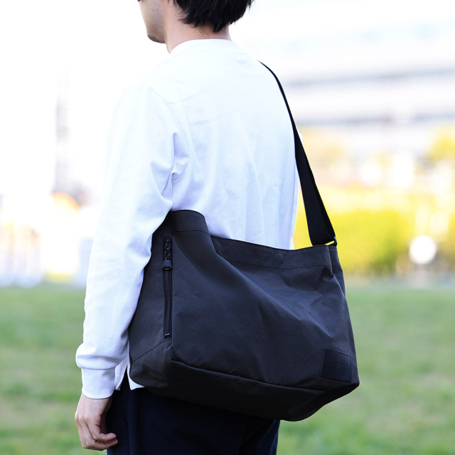 ヴァレクビッグショルダー』(全3色)塩縮加工ナイロン/旅行にも最適