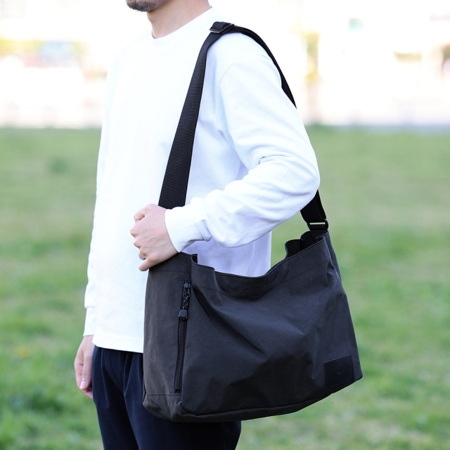 ヴァレクビッグショルダー』(全3色)塩縮加工ナイロン/旅行にも最適