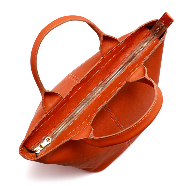 ファシルトート』(全3色)軽量ソフトヌメ/ぽってりフォルムのシンプルな