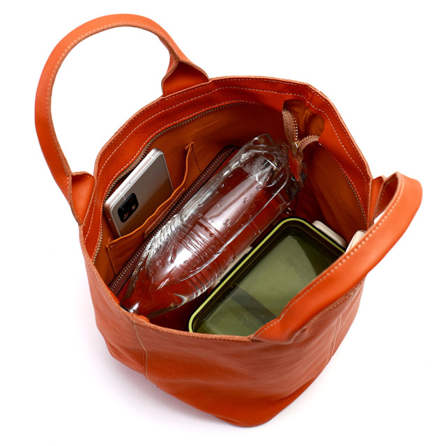 ファシルトート』(全3色)軽量ソフトヌメ/ぽってりフォルムのシンプルな