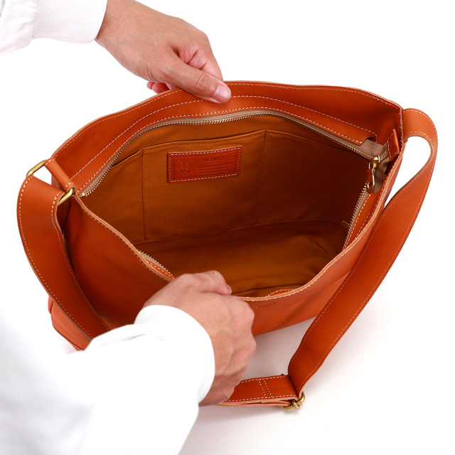 ファシルショルダー』(全4色)軽量ソフトヌメ/A4サイズ対応 シンプル