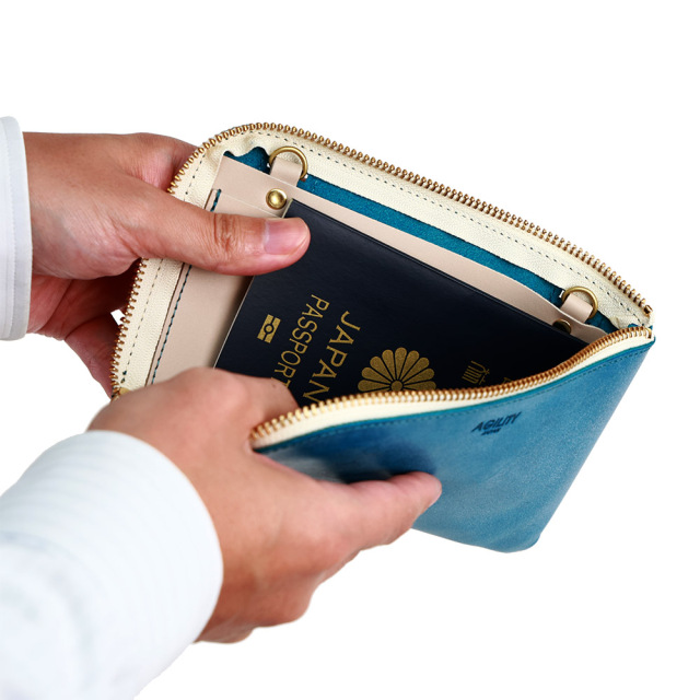 ボヤージュ』(全1色)ロロマ/iPhone 15 Pro 対応 スマホやパスポートが