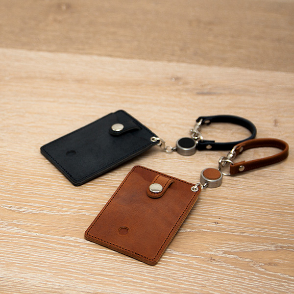 ピスト』(全5色)ロロマ/小窓からSuicaペンギンが覗く ユニークなパス