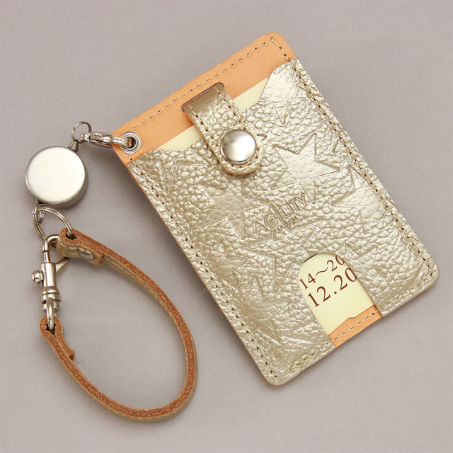 ピスト 全2色 シュリンクスター スイカペンギンが覗くおしゃれなリール付きパスケース 定期入れ パスケース 定期入れ リール付き 2枚 Suica 星柄 レディース 金 銀 Agility Affa アジリティアッファ 1601