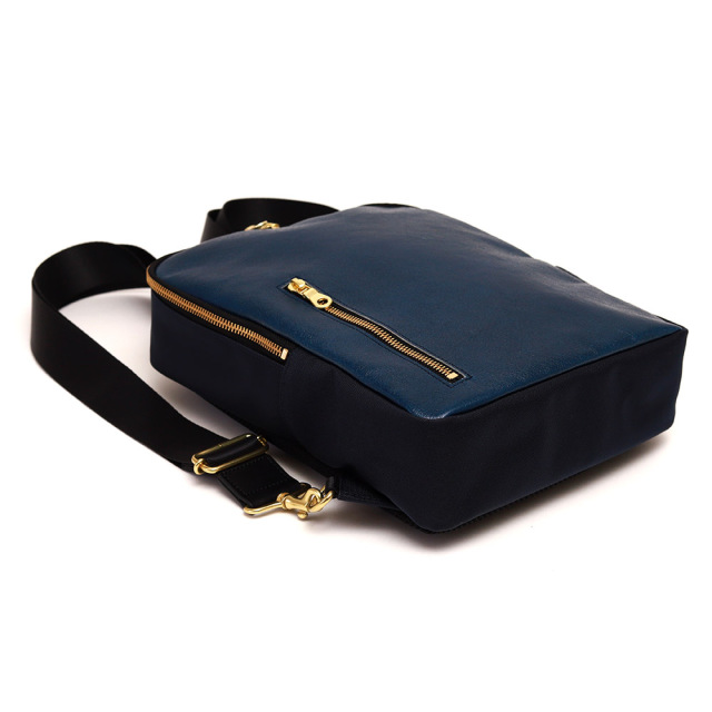 B5サイズ対応 2wayで使えるコンパクトな軽量スクエアリュック