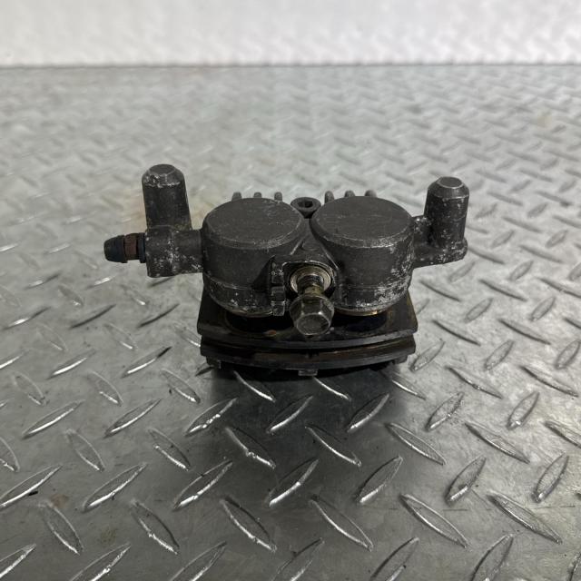 HONDA CBX550F フロントキャリパー 右 32パイ ホンダ [M-250401-61] HONDA CBX550F フロントキャリパー 右 32パイ ホンダ