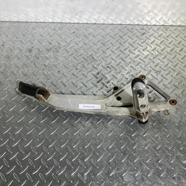 HONDA ホーネット250 ステッププレート 右 ホンダ [M-250516-68] HONDA ホーネット250 ステッププレート 右 ホンダ