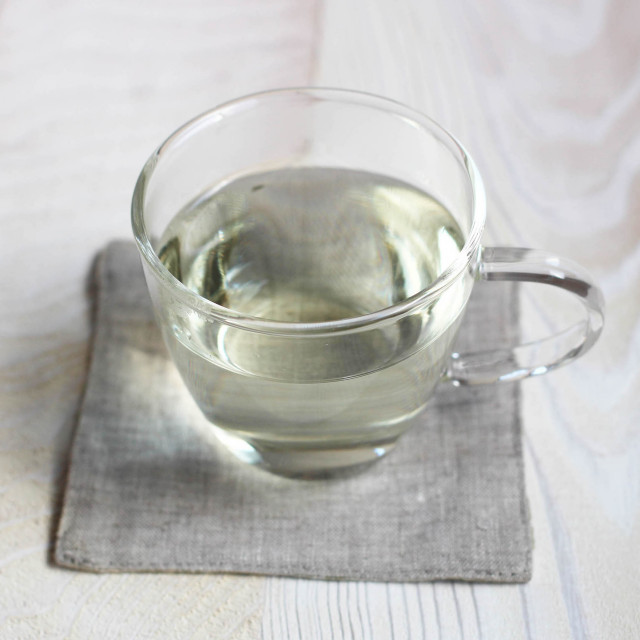 ハーブティーをカップにいれる