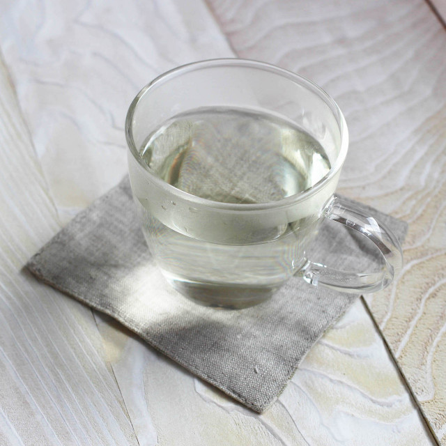 ハーブティーをカップにいれる