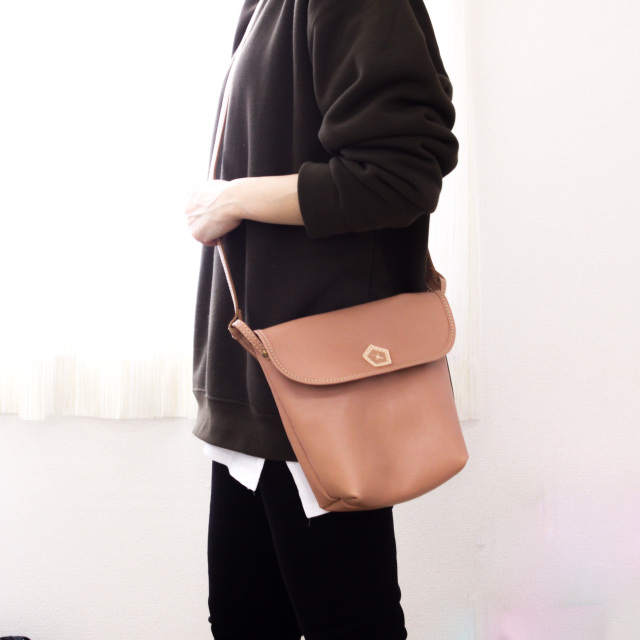 ASE681-LSN/Ain Soph (アインソフ)かぶせショルダーバッグ 縦型