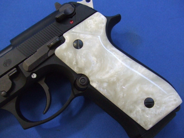 ベレッタM92FS DXバージョン　ホワイトパールグリップ