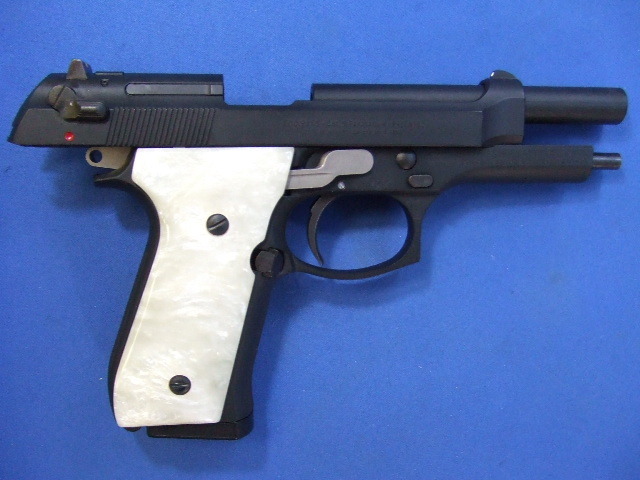 ベレッタM92FS DXバージョン　ホワイトパールグリップ