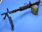 TOP製電動ガン　M60機関銃 TOP] M60 デラックスモデル 電動ガン 給弾カバークラックあり (訳あり