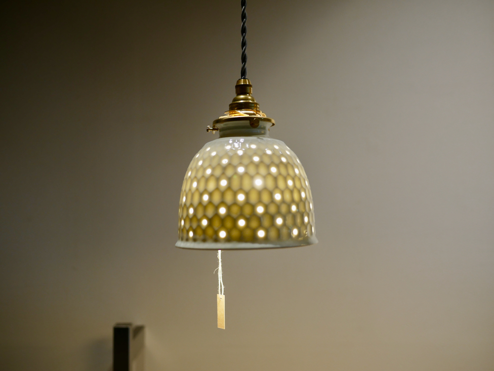 阿部春弥　ペンダントライト しのぎ亀甲（透かし） 白磁