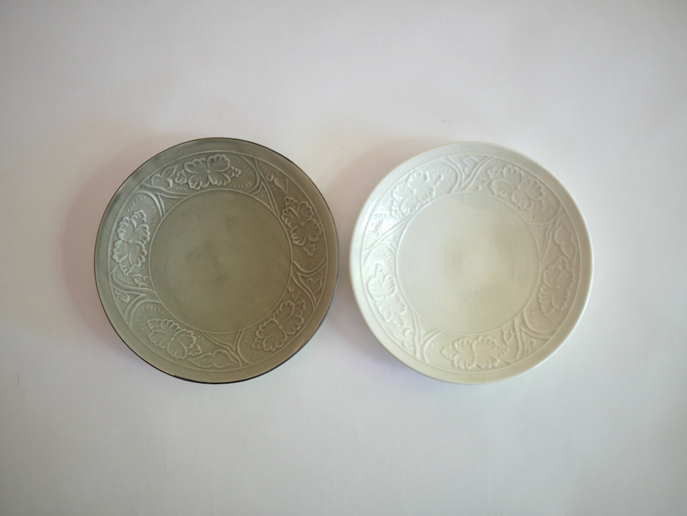 阿部春弥　陽刻牡丹文5.5寸皿