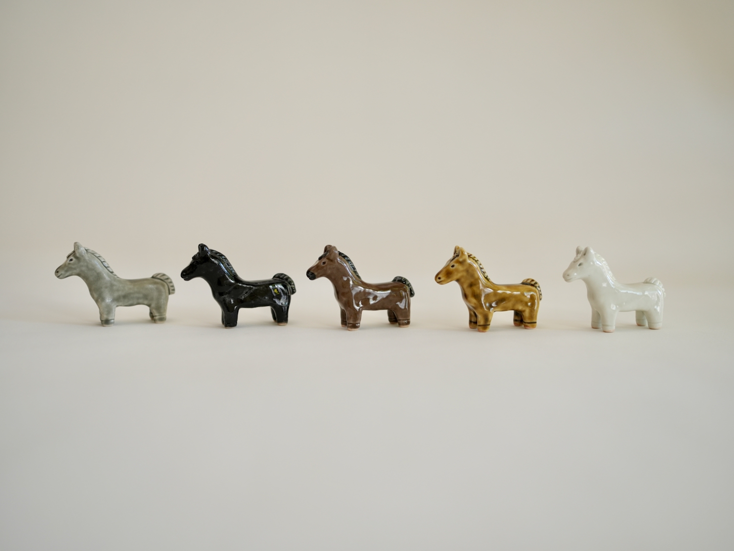 阿部春弥　箸置き うま（立体）