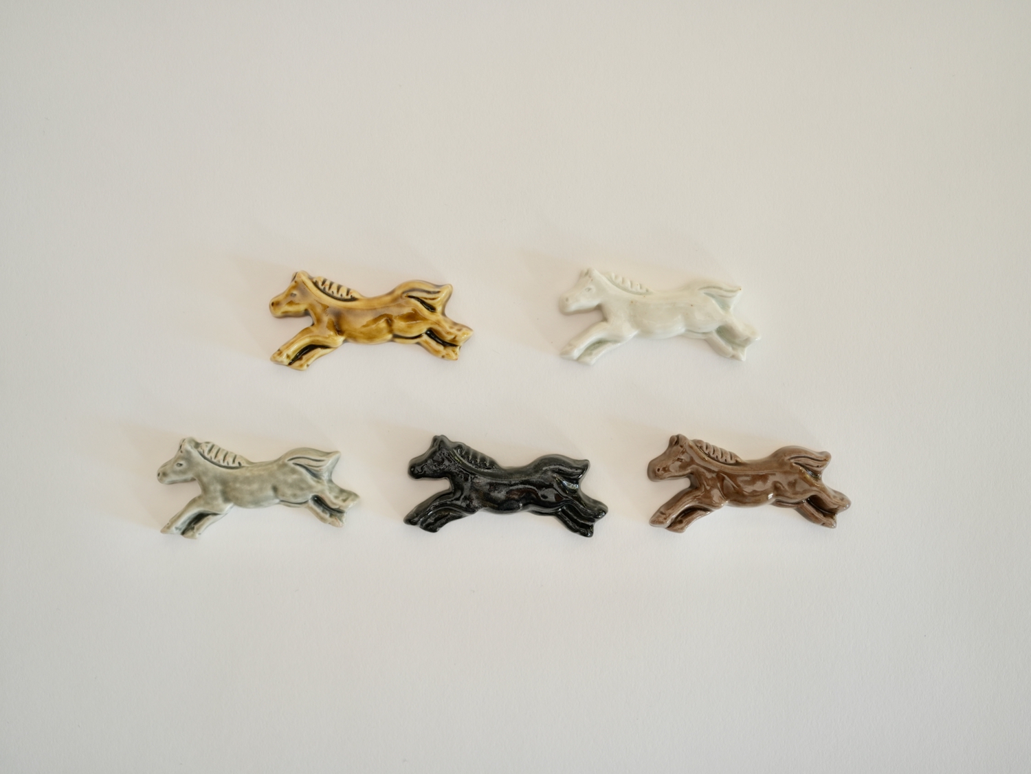 阿部春弥　箸置き うま（横向き）