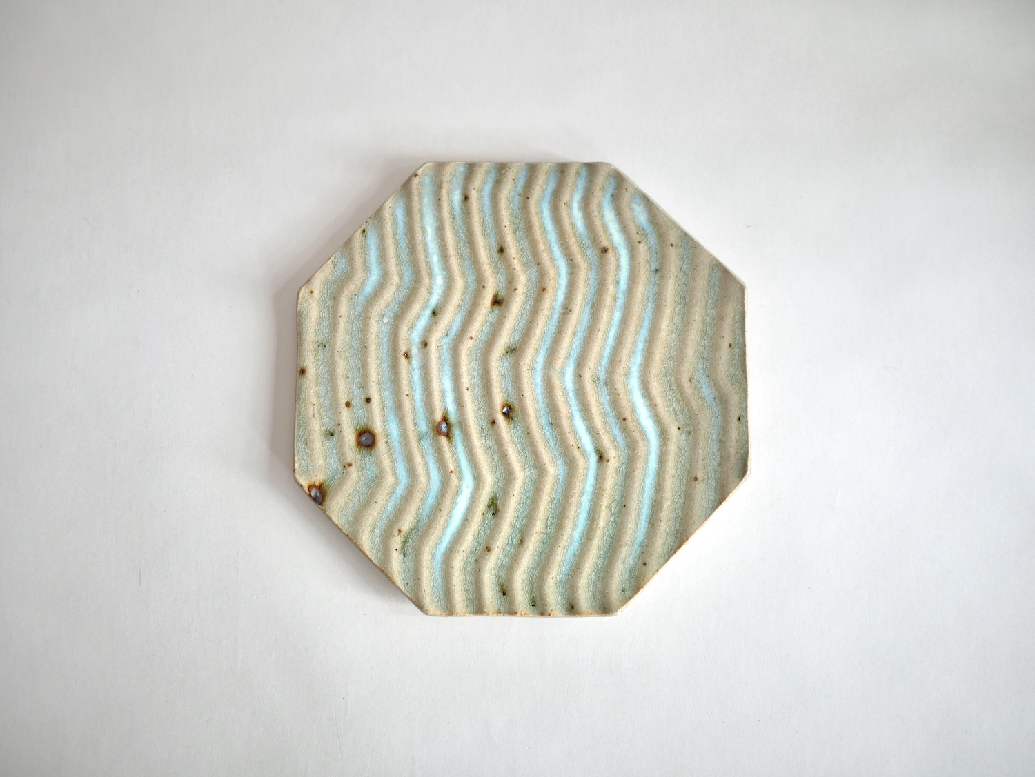 平岡仁　灰釉波紋八角皿