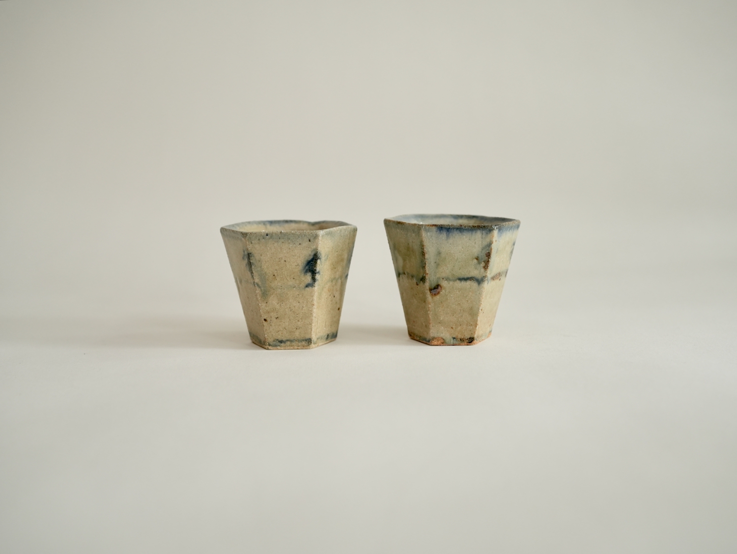 平岡仁　藍彩六角ぐい呑