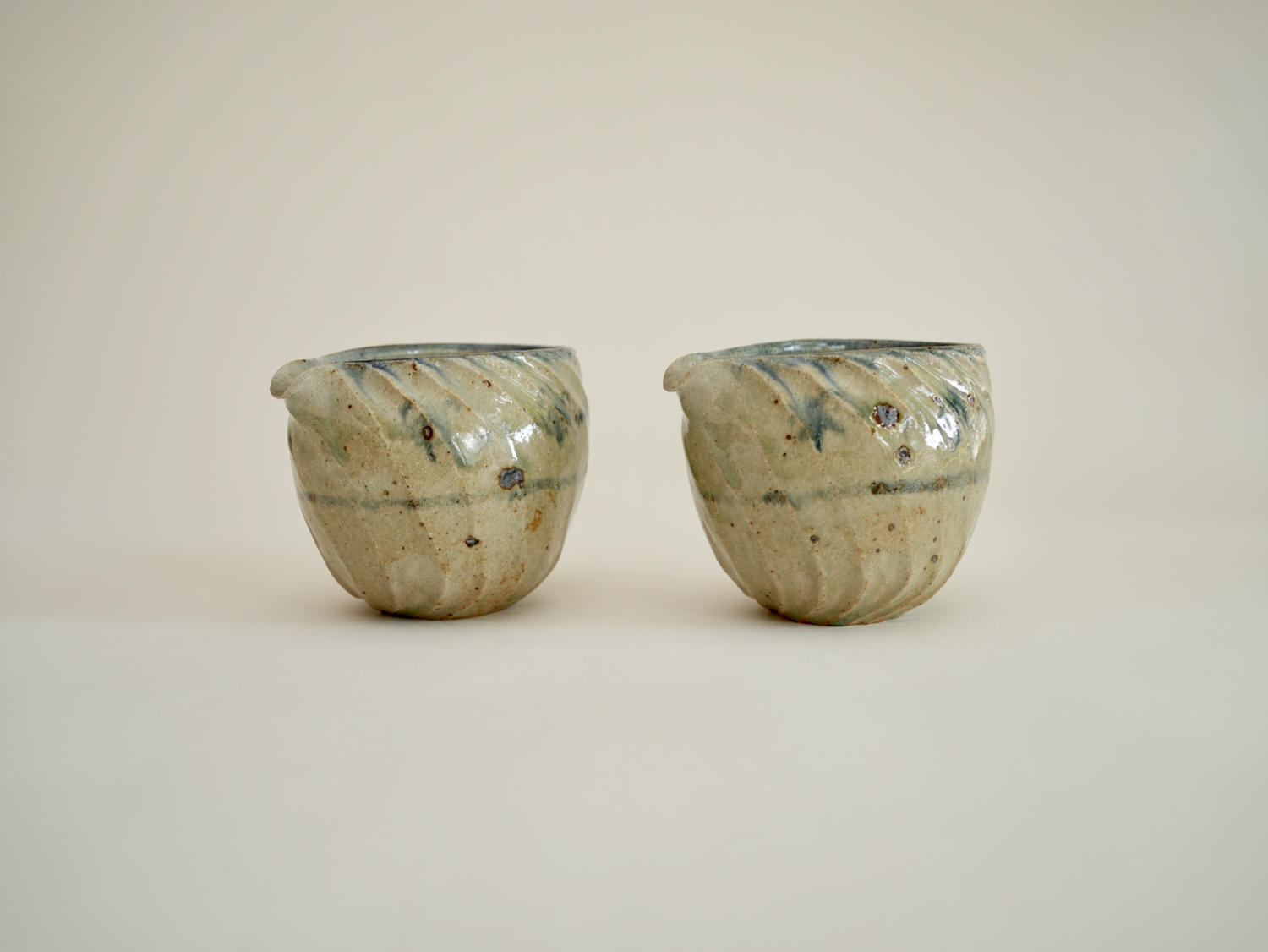 平岡仁　藍彩鎬片口