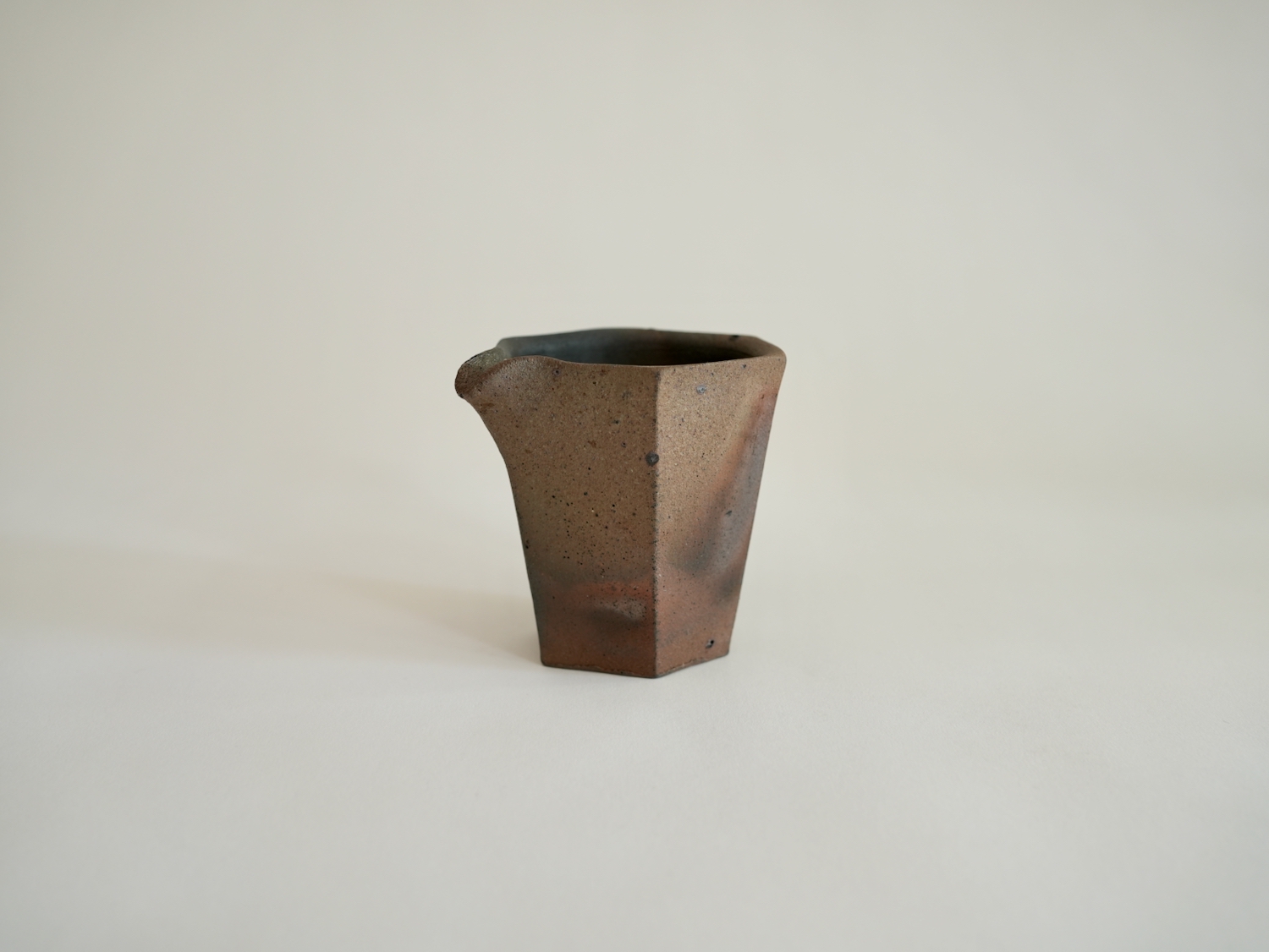 平岡仁　炭化六角片口