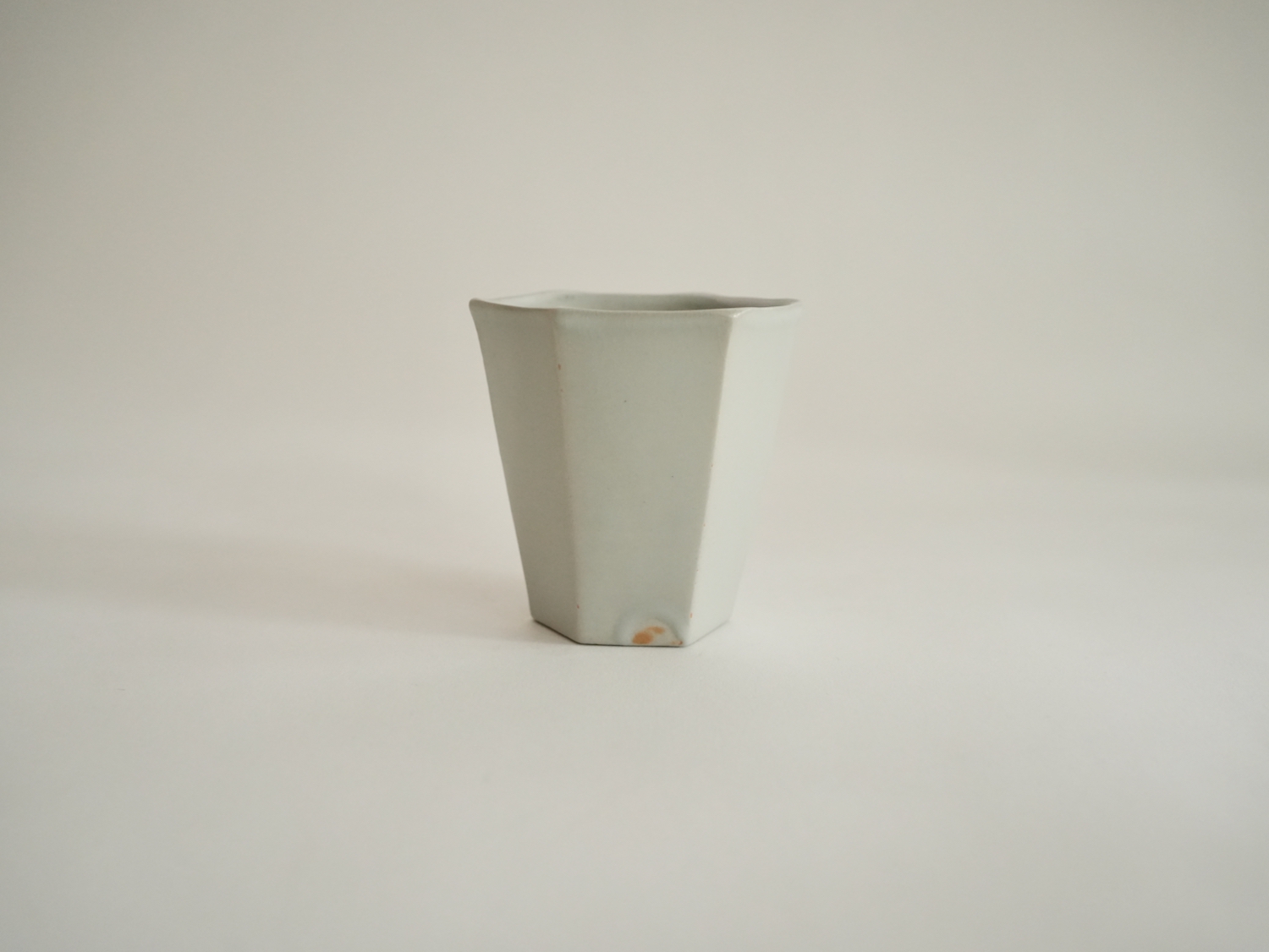 平岡仁　白磁六角杯