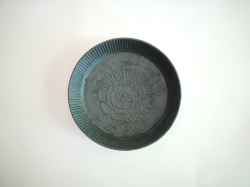 阿部春弥　鉄彩陽刻牡丹文6寸ドラ鉢