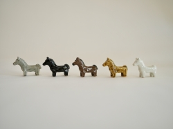 阿部春弥　箸置き うま（立体）