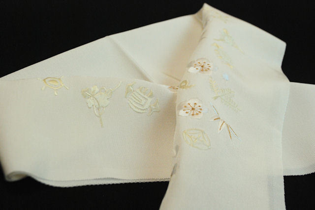 正絹　高級　刺繍　半襟　梅づくし　生成 小梅 刺繍半衿 / 正絹・縮緬 / 袷用 / 薄ピンク地 / 半襟 | さんび公式