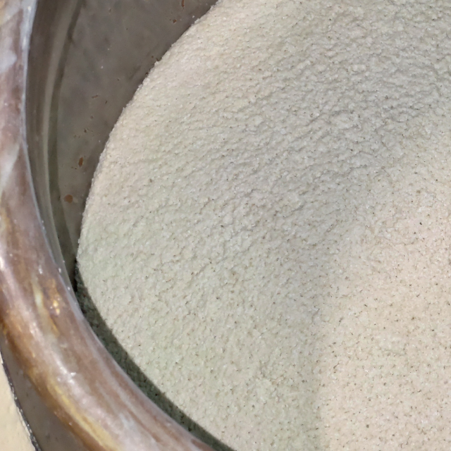 黄麹のかめ壺仕込みの様子