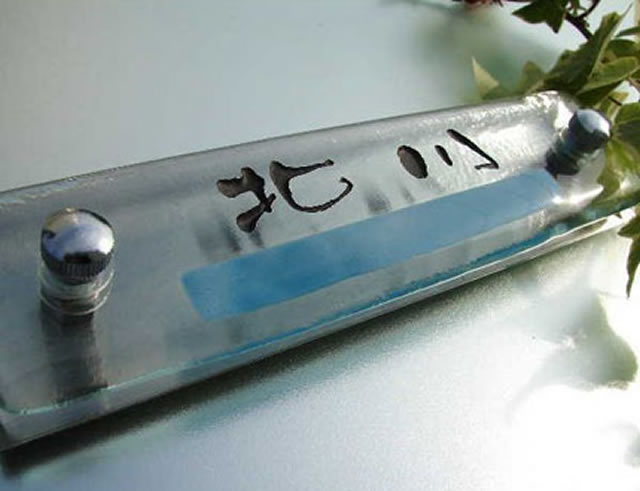 表札】爽やかなブルーのラインデザインが特徴的なマンション・機能門柱