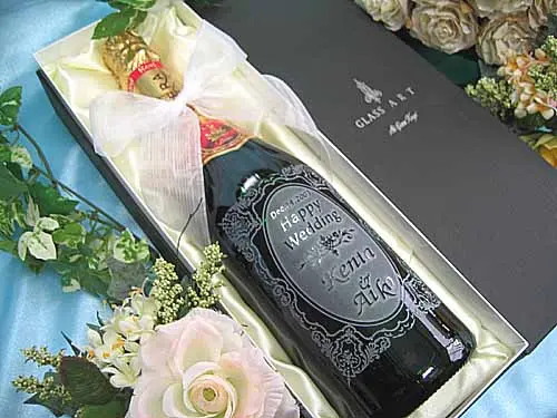 オリジナル彫刻入りのワインボトル