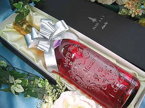 オリジナル彫刻入りのワインボトル