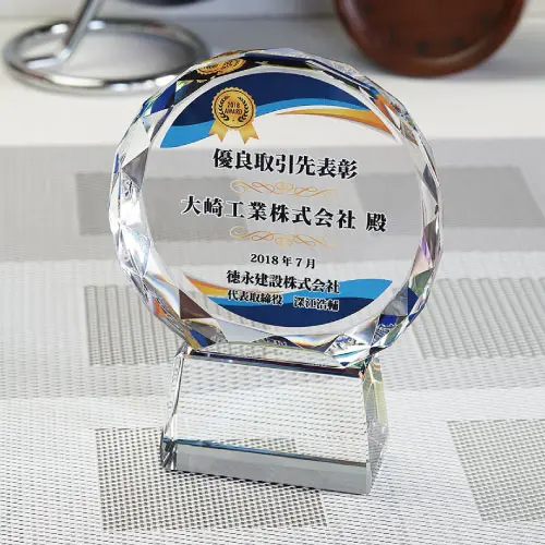 オリジナル彫刻入りのトロフィー