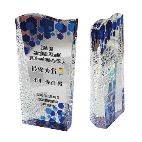 オリジナル彫刻入りのトロフィー