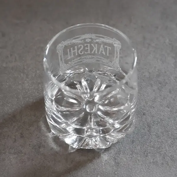 ギフトにおすすめの、オリジナル彫刻入りロックグラス