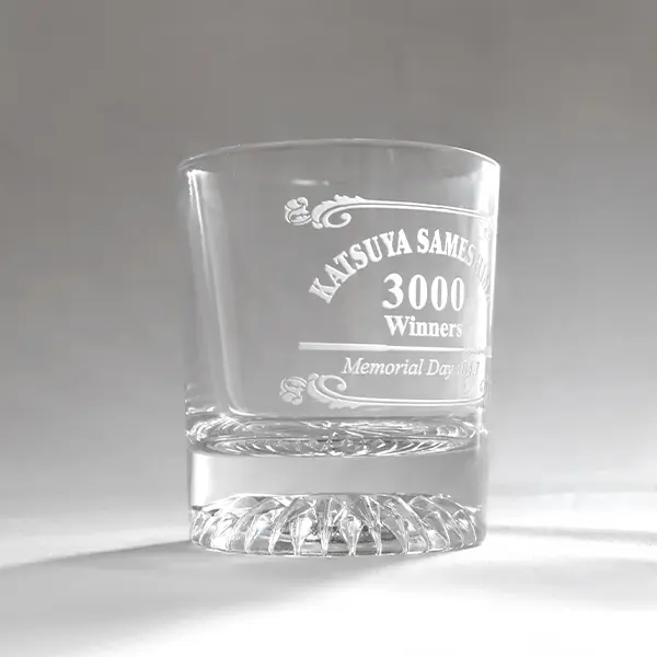 ギフトにおすすめの、オリジナル彫刻入りロックグラス