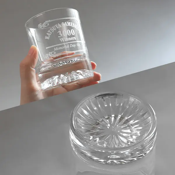 ギフトにおすすめの、オリジナル彫刻入りロックグラス