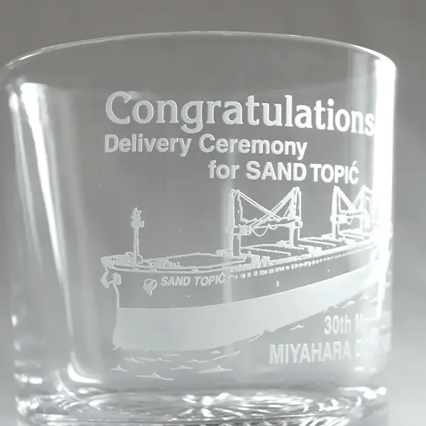 ギフトにおすすめの、オリジナル彫刻入りロックグラス