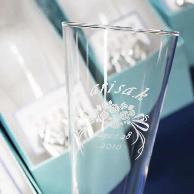 結婚式 記念品 名入れ 彫刻 ギフト 贈り物 お祝い 席札グラス（グラスリボン付き）［sg-6-10］