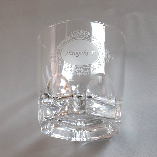 ギフトにおすすめの、オリジナル彫刻入りロックグラス