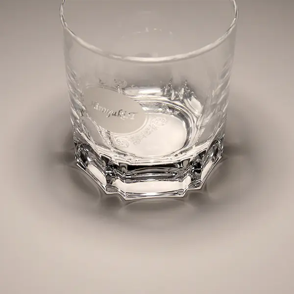 ギフトにおすすめの、オリジナル彫刻入りロックグラス