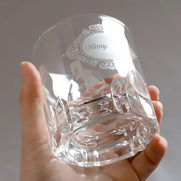 ギフトにおすすめの、オリジナル彫刻入りロックグラス