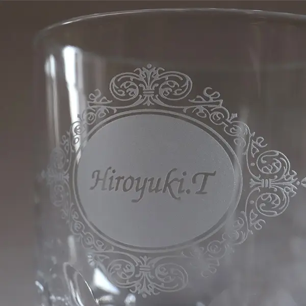 ギフトにおすすめの、オリジナル彫刻入りロックグラス
