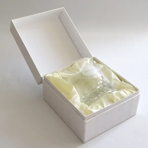 ギフトにおすすめの、オリジナル彫刻入りロックグラス